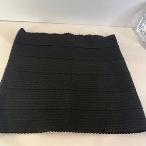 Women’s Black Textured Mini Skirt Size Large | Stretch Bodycon Zip Back